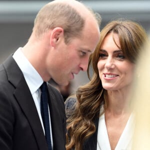 Le prince William s'est rendu, sans Kate Middleton, à la synagogue Western Marble Arch.
Le prince William, prince de Galles, et Catherine (Kate) Middleton, princesse de Galles, lors d'une visite au lycée Fitzalan de Cardiff.