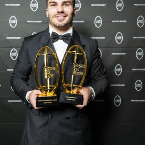 "C'est assez difficile pour moi, je suis bien plus à l'aise sur le terrain que sur scène !", s'amuse Antoine Dupont
 
Antoine Dupont - Soirée de la 19ème édition de la Nuit du Rugby à l'Olympia, Paris le 20 novembre 2023.La Nuit du rugby est une cérémonie organisée chaque année depuis 2004 sous l'égide de la Ligue nationale de rugby en collaboration avec Provale et TECH XV, pour récompenser les acteurs du rugby professionnel français qui se sont distingués lors des championnats de France de rugby Top 14 et Pro D2. © Pierre Perusseau/Bestimage