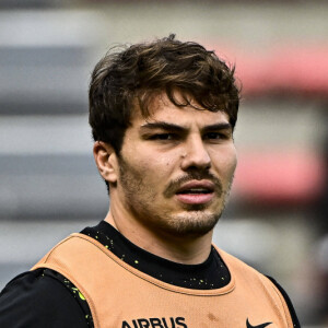 "Je ne suis pas un grand chanteur, or certains ne le sont pas non plus, et pourtant mouillent la chemise", précise Antoine Dupont
 
Antoine Dupont (st) Match de rugby du Top14 opposant le Stade Toulousain Rugby (Toulouse) and USA Perpignan (43-34)au stade Ernest-Wallon stadium à Toulouse, France, le 11 novembre 2023. © Thierry Breton/Panoramic/Bestimage