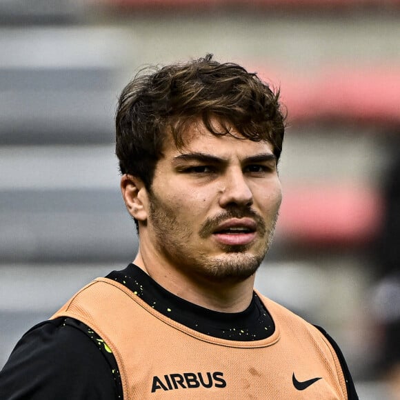 "Je ne suis pas un grand chanteur, or certains ne le sont pas non plus, et pourtant mouillent la chemise", précise Antoine Dupont
 
Antoine Dupont (st) Match de rugby du Top14 opposant le Stade Toulousain Rugby (Toulouse) and USA Perpignan (43-34)au stade Ernest-Wallon stadium à Toulouse, France, le 11 novembre 2023. © Thierry Breton/Panoramic/Bestimage