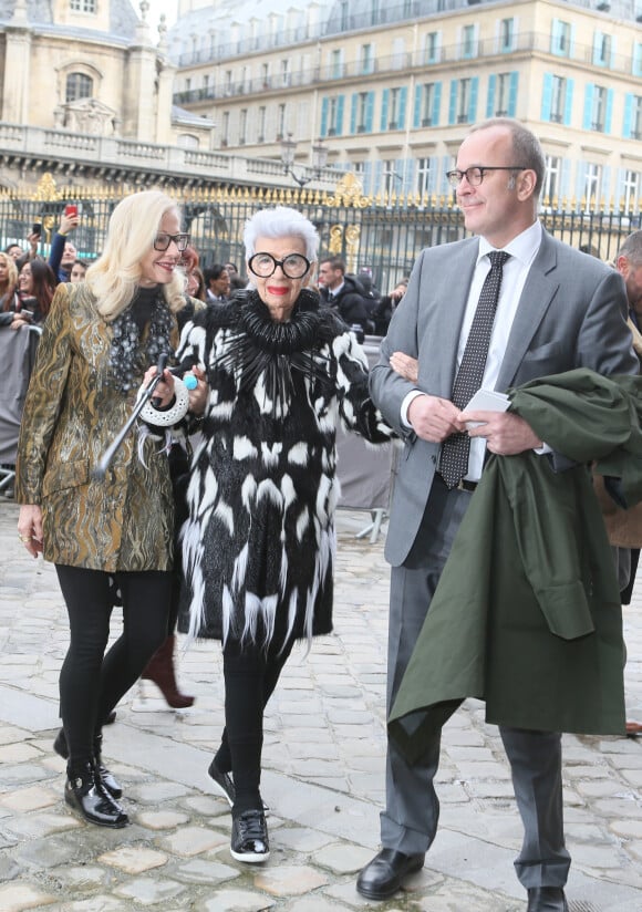 Iris Apfel et guest - Arrivées au défilé de mode "Christian Dior", collection prêt-à-porter automne-hiver 2016-2017 au musée du Louvre à Paris, le 4 mars 2016. © CVS/Veeren/Bestimage 