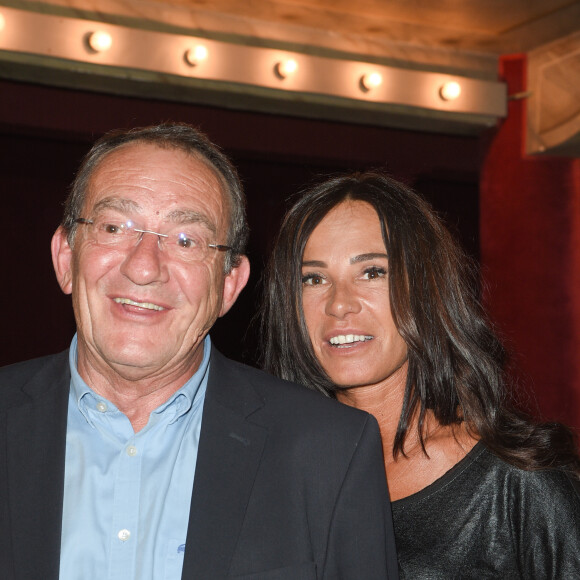 "C'est tellement horrible de se déchirer. Je n'arrive pas à comprendre. La vie est déjà tellement compliquée, pourquoi la compliquer davantage ?"
Jean-Pierre Pernaut et sa femme Nathalie Marquay - Les célébrités lors de la générale de la pièce de théâtre "La Tête Dans Les Etoiles" au Théâtre de la Gaîté-Montparnasse à Paris, France, le 24 mai 2018. © Coadic Guirec/Bestimage