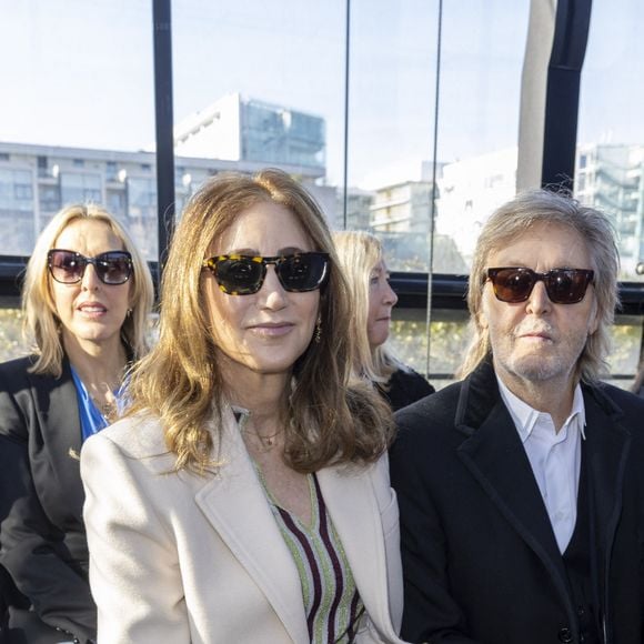 Nancy Shevell et son mari Paul McCartney - People au défilé de mode Femmes prêt-à-porter automne-hiver 2024/2025 "Stella McCartney" lors de la fashion week de Paris. Le 4 mars 2024 © Olivier Borde / Bestimage