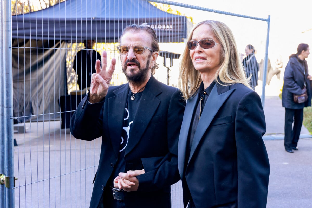 Photo Ringo Starr et sa femme Barbara Bach Sorties du défilé de