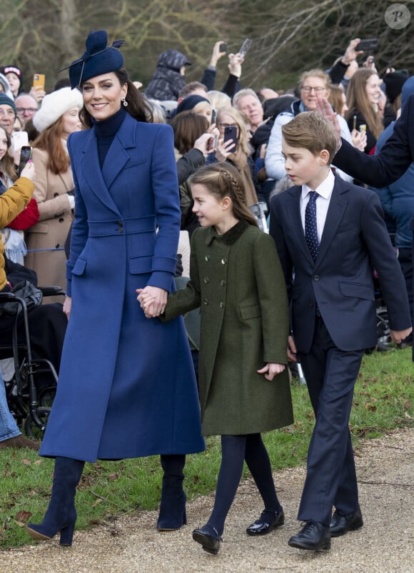 Depuis quelques semaines, heureusement, elle s'occupe de ses enfants. 
Catherine (Kate) Middleton, princesse de Galles, le prince George de Galles, la princesse Charlotte de Galles - Les membres de la famille royale britannique lors de la messe du matin de Noël en l'église St-Mary Magdalene à Sandringham, le 25 décembre 2023.