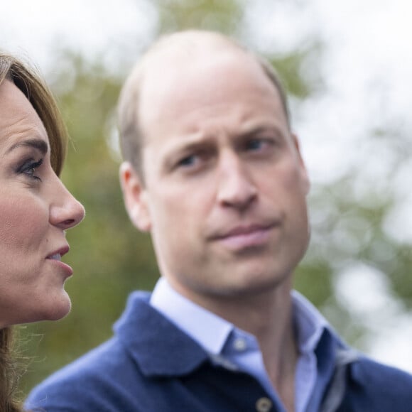 Heureusement, le prince William est toujours là pour elle. 
Le prince William, prince de Galles, et Catherine (Kate) Middleton, princesse de Galles, au centre sportif national de Bisham Abbey à Marlow, à l'occasion de la Journée mondiale de la Santé mentale, le 12 octobre 2023. 