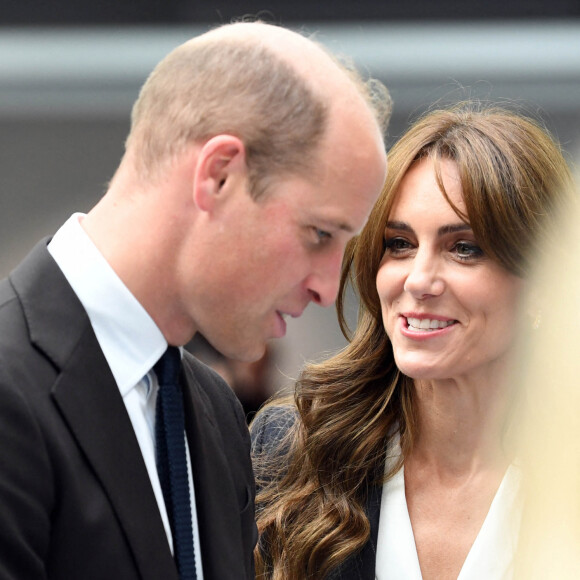 Le prince William, prince de Galles, et Catherine (Kate) Middleton, princesse de Galles, lors d'une visite au lycée Fitzalan de Cardiff, le 3 octobre 2023. Le couple princier est venu pour en apprendre davantage sur les cours professionnels proposés par l'école. 