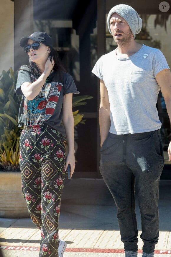 Chris Martin est en couple avec la comédienne Dakota Johson depuis l'année 2017.
Exclusif - Chris Martin et sa compagne Dakota Johnson se baladent en amoureux à Malibu le 7 avril 2023.