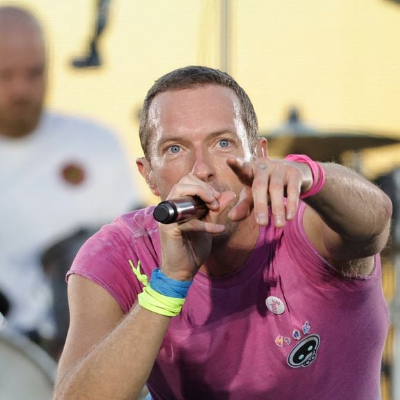 "Ils sont fous l'un de l'autre depuis le premier jour. Il était inévitable qu'ils aient envie d'évoluer. Ils ne sont pas pressés à l'idée de préparer ce mariage mais ils sont très heureux."
Chris Martin à l'Ullevi Arena à Gothenburg, le 8 juillet 2023.