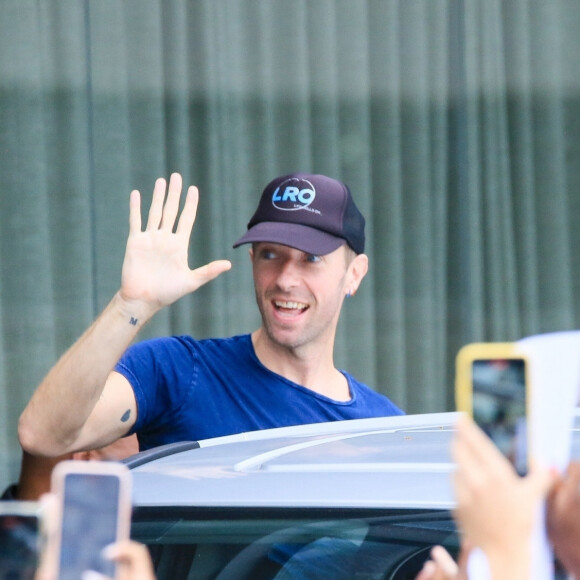 Exclusif - Chris Martin quitte son hôtel et se dirige vers sa voiture avant le concert de Coldplay à Rio de Janeiro au Brésil le 28 mars 2023.