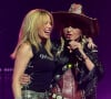C'est un moment à marquer d'une pierre blanche dans les registres de l'Histoire de la pop.
Madonna invite Kylie Minogue sur la scène du Kia Forum de Los Angeles dans le cadre de son Celebration Tour.