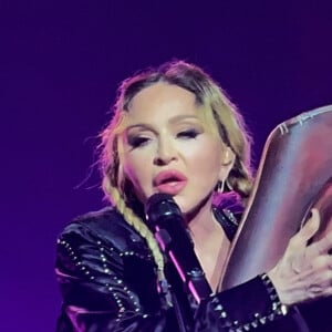 Le 7 mars 2024, alors qu'elle chantait sur la scène du Kia Forum de Los Angeles, Madonna a reçu une invitée de marque.
Madonna invite Kylie Minogue sur la scène du Kia Forum de Los Angeles dans le cadre de son Celebration Tour. Le 7 mars 2024.
