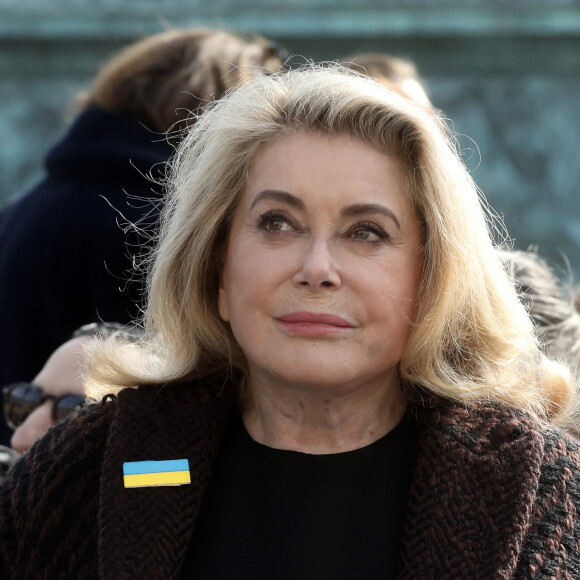 Devant Catherine Deneuve, célèbre signataire du Manifeste des 343 en 1971. 
Catherine Deneuve - Le président français lors de la cérémonie publique de scellement de la loi constitutionnelle du 8 mars 2024 portant sur la liberté de recourir à l'interruption volontaire de grossesse (IVG), au ministère de la Justice, place Vendôme, à Paris, France, le 8 mars 2024. © Stéphane Lemouton/Bestimage 