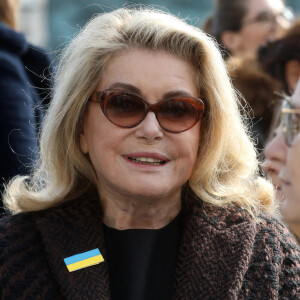 Catherine Deneuve - Le président français lors de la cérémonie publique de scellement de la loi constitutionnelle du 8 mars 2024 portant sur la liberté de recourir à l'interruption volontaire de grossesse (IVG), au ministère de la Justice, place Vendôme, à Paris, France, le 8 mars 2024. © Stéphane Lemouton/Bestimage 