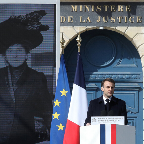 Le président français, Emmanuel Macron lors de la cérémonie publique de scellement de la loi constitutionnelle du 8 mars 2024 portant sur la liberté de recourir à l'interruption volontaire de grossesse (IVG), au ministère de la Justice, place Vendôme, à Paris, France, le 8 mars 2024. © Stéphane Lemouton/Bestimage 