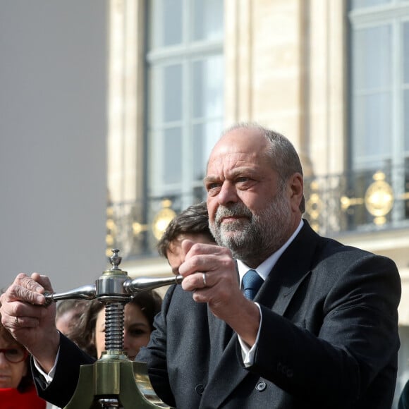 Le président français, Emmanuel Macron, Éric Dupond-Moretti, garde des Sceaux, ministre de la Justice lors de la cérémonie publique de scellement de la loi constitutionnelle du 8 mars 2024 portant sur la liberté de recourir à l'interruption volontaire de grossesse (IVG), au ministère de la Justice, place Vendôme, à Paris, France, le 8 mars 2024. © Stéphane Lemouton/Bestimage 