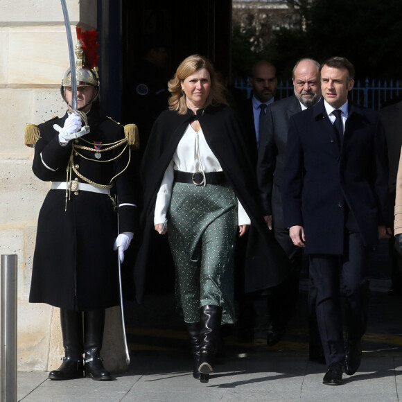 Yaël Braun-Pivet, présidente de l'Assemblée Nationale, le président français, Emmanuel Macron, Éric Dupond-Moretti, garde des Sceaux, ministre de la Justice et Brigitte Macron lors de la cérémonie publique de scellement de la loi constitutionnelle du 8 mars 2024 portant sur la liberté de recourir à l'interruption volontaire de grossesse (IVG), au ministère de la Justice, place Vendôme, à Paris, France, le 8 mars 2024. © Stéphane Lemouton/Bestimage 