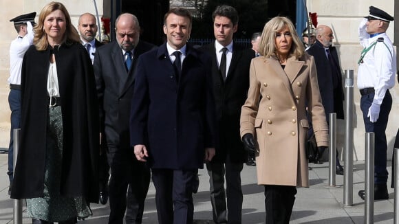PHOTOS Brigitte et Emmanuel Macron soudés pour un "moment historique", avant un moment de gêne avec Catherine Ringer