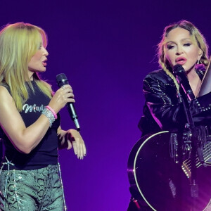 Une autre icone de la pop l'a retrouvée en plein show... En effet, Kylie Minogue s'est illustrée en musique à ses côtés. 
Los Angeles : Madonna et Kylie Minogue s'unissent pour une performance historique lors du "THE CELEBRATION TOUR" de Madonna au Kia Forum à Los Angeles.