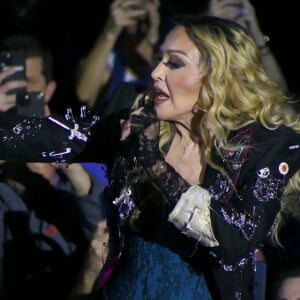 Alors qu'elle s'apprêtait à enchaîner une musique, l'icône a été interpellée par le comportement d'un fan : "Qu'est-ce que tu fais encore assis ?!".
New York - Madonna monte sur scène pour son troisième concert Celebration Tour au Madison Square Garden, laissant le public émerveillé par sa performance intemporelle.