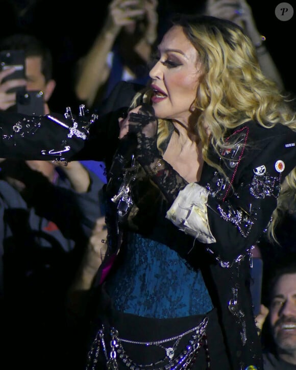 Alors qu'elle s'apprêtait à enchaîner une musique, l'icône a été interpellée par le comportement d'un fan : "Qu'est-ce que tu fais encore assis ?!".
New York - Madonna monte sur scène pour son troisième concert Celebration Tour au Madison Square Garden, laissant le public émerveillé par sa performance intemporelle.