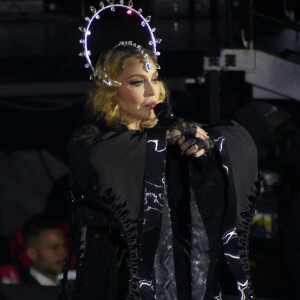 Sauf que le spectateur était... En fauteuil roulant ! "Oh ok, désolée pour cela. J'adore tes cheveux... Oh mon Dieu !", a renchéri la chanteuse. Gros malaise...
New York, NY - Madonna monte sur scène pour son troisième concert Celebration Tour au Madison Square Garden, laissant le public émerveillé par sa performance intemporelle.