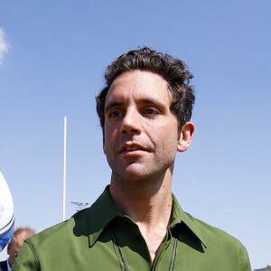 Mika - Le chanteur Mika devient le parrain de la Mêlée des Choeurs et rencontre, des élèves du CM1 à la Terminale qui interpréteront les hymnes nationaux des 48 matchs de la Coupe du Monde de Rugby 2023, à Gennevilliers, France, le 31 mai 2023. La coupe du monde de Rugby en France décroche une star internationale que la France adore en la personne de Mika pour un projet pédagogique et sociétal important unis par la musique. Mika devient le parrain de la Mêlée des Choeurs. Le projet de la Mêlée des Choeurs aura le privilège de compter sur un parrain d'exception : la popstar internationale Mika. La Coupe du Monde de Rugby 2023 a le plaisir d'annoncer que le chanteur Mika sera le parrain de la Mêlée des Choeurs, qui mobilise plus de 7 000 élèves du CM1 à la Terminale, à travers toute la France, pour interpréter les hymnes nationaux des 48 matchs de la Coupe du Monde de Rugby 2023. Artiste complet (auteur, compositeur et interprète) et engagé, véritable citoyen du monde, Mika a rencontré un triomphe planétaire dès 2007, avec l'album Life in Cartoon Motion – les tubes Relax, Take It Easy, Grace Kelly ou encore Love Today en sont extraits – certifié disque de diamant et vendu à plus de 6 millions d'exemplaires partout dans le monde. Suivront quatre nouveaux albums et une farandole de hits qui ont conquis les coeurs, en France comme à l'international : We Are Golden, Rain, Elle me dit, Boum Boum Boum ou encore Keep it simple, sorti en 2023 en duo avec Vianney. 7 000 élèves mobilisés partout en FranceLa collaboration entre Mika et la Mêlée des Choeurs démarrera dès demain, à l'occasion des 100 jours de la Coupe du Monde de Rugby 2023, avec une rencontre organisée avec de jeunes choristes en région parisienne, en présence également d'un Champion du Monde de Rugby. Lancé de concert avec le ministère de l'Education nationale, le ministère de la Culture et la Maîtrise populaire de l'Opéra-Comique, la Mêlée des Choeurs est un projet innovant, à triple dimension artistique, pédagogique et événementielle. Pour la première fois dans l'histoire de la Coupe du Monde de Rugby, des enfants et adolescents scolarisés chanteront les hymnes des équipes participantes au tournoi en étant encadrés par la Maîtrise populaire de l'Opéra-Comique et accompagnés pédagogiquement par leurs enseignants du premier degré et professeurs d'éducation musicale et de chant choral, tous formés à la direction de choeur. Chacun(e) des 7 000 élèves mobilisés par le projet interprétera les deux hymnes d'un match, auquel il assistera ensuite avec les encadrants du choeur.