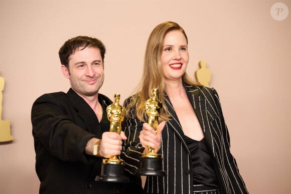 Arthur Harari, Justine Triet (Oscar du meilleur scénario pour Anatomie d'une chute) - Photocall des lauréats (Press Room) de la 96ème cérémonie des Oscars au Dolby Theater à Hollywood le 10 mars 2024.