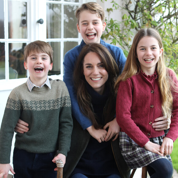 Kate Middleton n'est pas la reine des retouches photos
Le prince William a partagé une photographie de la princesse de Galles Catherine Kate Middleton avec ses enfants © The Prince and Princess of Wales / Julien Burton via Bestimage 