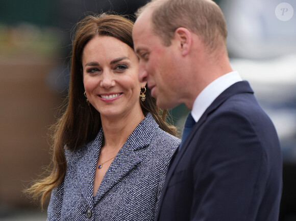 Le prince William et Catherine Kate Middleton assistent à l'ouverture officielle du mémorial Glade of Light à Manchester le 10 mai 2022. 