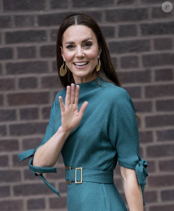 A voir la polémique que la photo retouchée avec ses enfants a suscitée après sa publication
Kate Catherine Middleton, duchesse de Cambridge, est allée remettre le prix "British Fashion Council" au Design Museum de Londres. Le 4 mai 2022 
