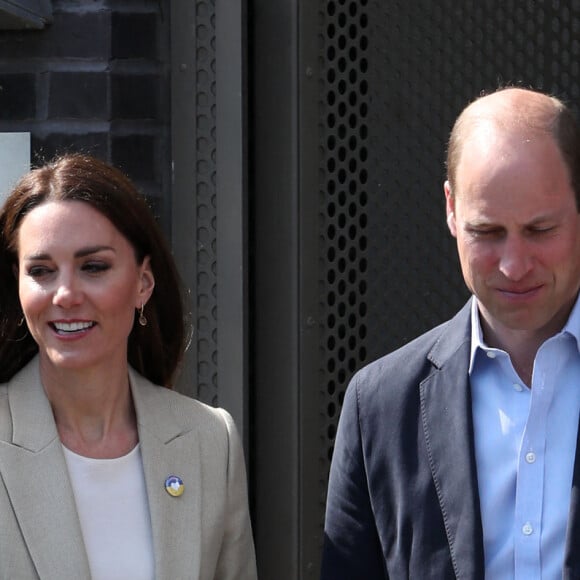 Le prince William, duc de Cambridge, et Catherine (Kate) Middleton, duchesse de Cambridge, visitent le comité d'urgence de Londres, à la rencontre de bénévoles de retour de leur mission humanitaire en Ukraine, le 21 avril 2022. En guise de soutien, le couple princier porte un badge aux couleurs du drapeau ukrainien. 