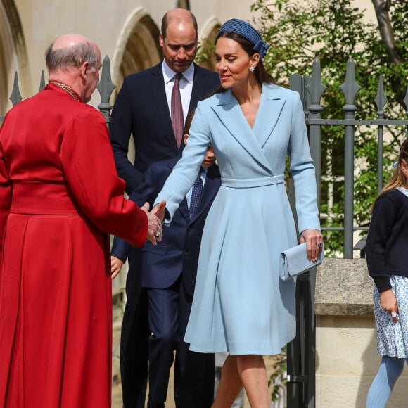 Le prince William, duc de Cambridge, et Catherine (Kate) Middleton, duchesse de Cambridge, Le prince George de Cambridge, La princesse Charlotte de Cambridge - La famille royale britannique quitte la chapelle Saint-Georges de Windsor après la messe de Pâques, le 17 avril 2022. 