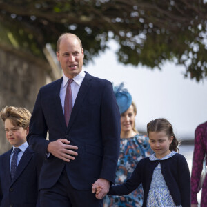 Le prince William, duc de Cambridge, et Catherine (Kate) Middleton, duchesse de Cambridge, et leurs enfants, le prince George de Cambridge, et la princesse Charlotte de Cambridge, arrivent à la chapelle Saint-Georges de Windsor pour assister à la messe de Pâques, le 17 avril 2022. 