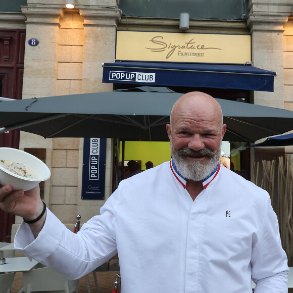 Le chef Philippe Etchebest décline son plat "Signature" en mode street food au sein du Pop Up Club à Bordeaux le 11 septembre 2023. © Fabien Cottereau / Bestimage