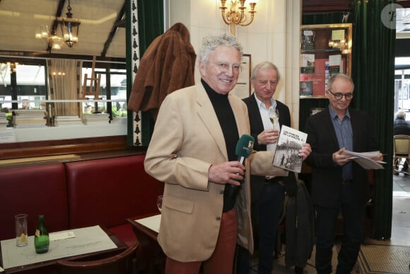 Nelson Monfort, Yann Queffelec, Jean-Maurice Belayche - Remise du Prix Vins et Livres aux Deux Magots à Paris, France, le 11 mars 2024.