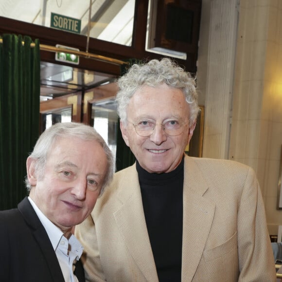 En forme, Nelson Monfort avait aussi fait le déplacement. 
Nelson Monfort, Yann Queffelec - Remise du Prix Vins et Livres aux Deux Magots à Paris, France, le 11 mars 2024.