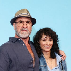 "La dernière fois qu'on s'est croisé dans un restaurant, il m'a quasiment menacé de me mettre sa main dans la gueule", assure-t-il concernant Éric Cantona
 
Eric Cantona et Rachida Brakni - Photocall de la série "Brigade anonyme" lors de la 25ème édition du Festival de la fiction de la Rochelle le 13 septembre 2023. © Denis Guignebourg / Bestimage