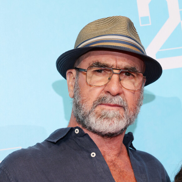 Les mauvaises relations entre Pierre Ménès et Éric Cantona
 
Eric Cantona - Photocall de la série "Brigade anonyme" lors de la 25ème édition du Festival de la fiction de la Rochelle. © Denis Guignebourg / Bestimage