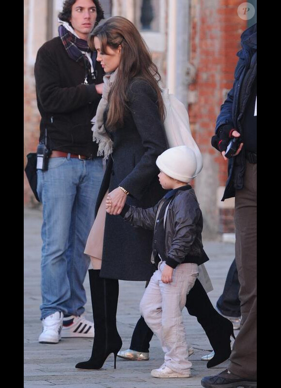 Angelina Jolie fait une pause durant le tournage de The Tourist. Maddox et Shiloh sont venus lui rendre visite. 16/03/2010