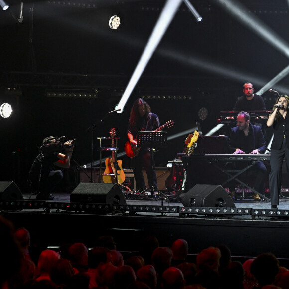 Exclusif - Julie Zenatti sur scène lors du concert "Leurs voix pour l'espoir" à l'Olympia à Paris le 11 mars 2024. © Perusseau / Bellak / Bestimage 