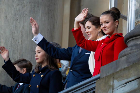 La princesse Josephine, la reine Mary de Danemark, la princesse Isabella - Intronisation du roi Frederik X au palais Christiansborg à Copenhague, Danemark le 14 janvier 2024. Le nouveau roi et sa famille saluent la foule depuis le balcon du palais.
