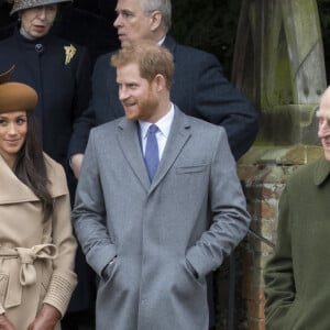 Le prince William, Catherine Kate Middleton la duchesse de Cambridge enceinte, Meghan Markle et son fiancé le prince Harry, le prince Philip, duc d'Edimbourg - La famille royale d'Angleterre arrive à la messe de Noël à l'église Sainte-Marie-Madeleine à Sandringham, le 25 décembre 2017. 