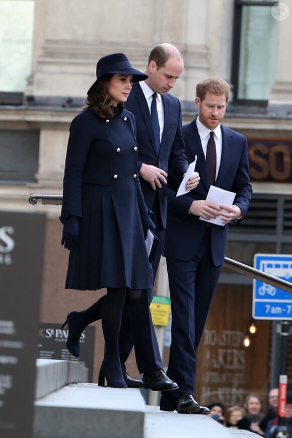 Des retrouvailles très loin de celles que tout le monde a pu s'imaginer...
Kate Catherine Middleton (enceinte), duchesse de Cambridge, le prince William, duc de Cambridge, et le prince Harry - La famille royale d'Angleterre lors de la messe commémorative en l'honneur des victimes de l'incendie de la Tour Grenfell le 14 juin 2017 à Londres. Le 14 décembre 2017 