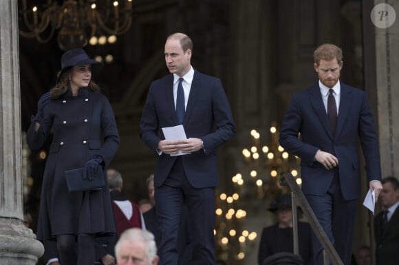 Mais c'est depuis Los Angeles que le prince Harry se manifestera, en visioconférence
Catherine Kate Middleton (enceinte), duchesse de Cambridge, le prince William, duc de Cambridge, le prince Harry à la sortie de la messe commémorative en l'honneur des victimes de l'incendie de la Tour Grenfell à Londres le 14 décembre 2017. 
