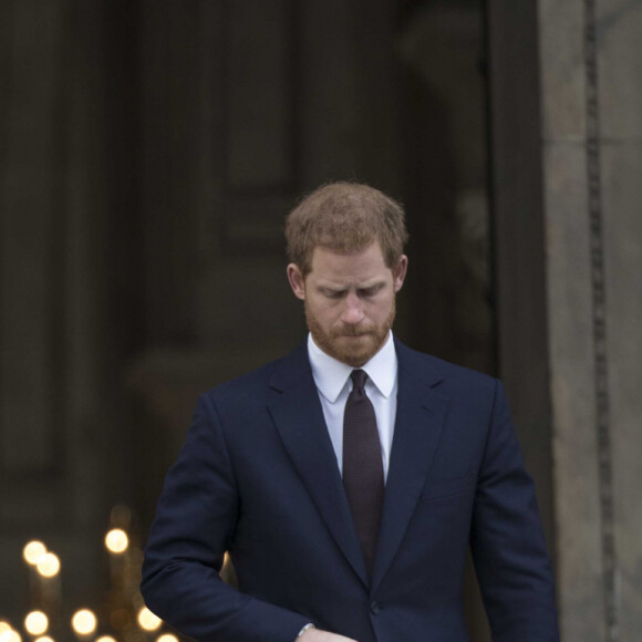 Mais c'est depuis Los Angeles que le prince Harry se manifestera, en visioconférence
Catherine Kate Middleton (enceinte), duchesse de Cambridge, le prince William, duc de Cambridge, le prince Harry à la sortie de la messe commémorative en l'honneur des victimes de l'incendie de la Tour Grenfell à Londres le 14 décembre 2017. 
