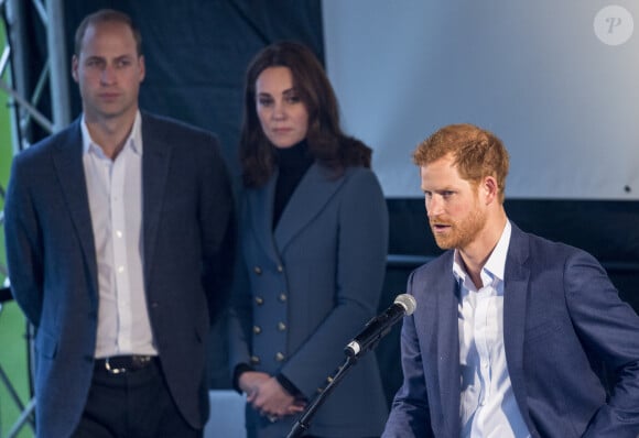 Le prince William, duc de Cambridge, Catherine (Kate) Middleton, duchesse de Cambridge, et le prince Harry assistent à la cérémonie de remise de diplômes des apprentis Coach Core au London Stadium. Londres, le 18 octobre 2017. 