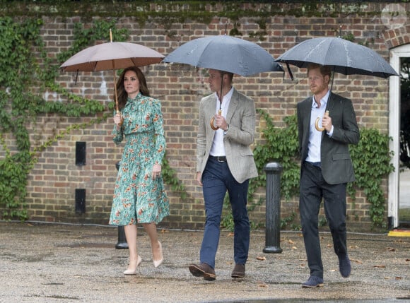 Catherine Kate Middleton, duchesse de Cambridge, le prince William, duc de Cambridge et le prince Harry lors de la visite du Sunken Garden dédié à la mémoire de Lady Diana à Londres le 30 août 2017. 