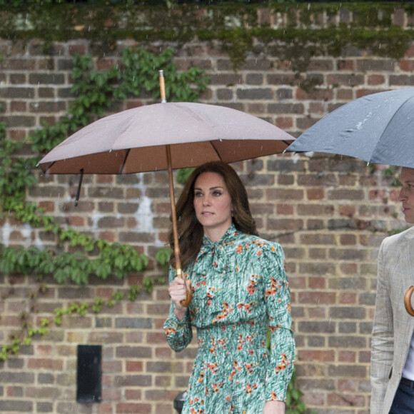 Catherine Kate Middleton, duchesse de Cambridge, le prince William, duc de Cambridge et le prince Harry lors de la visite du Sunken Garden dédié à la mémoire de Lady Diana à Londres le 30 août 2017. 