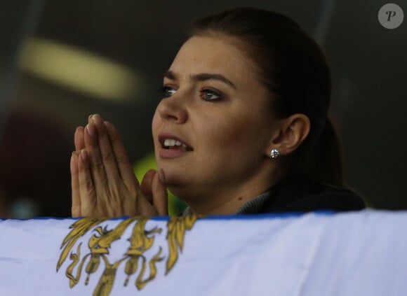 L'ex-championne olympique de gymnastique rythmique russe Alina Kabaeva assiste au match de hockey sur glace entre la Russie et la Slovaquie au Bolchoi Ice Palace à Sotchi, le 16 février 2014.